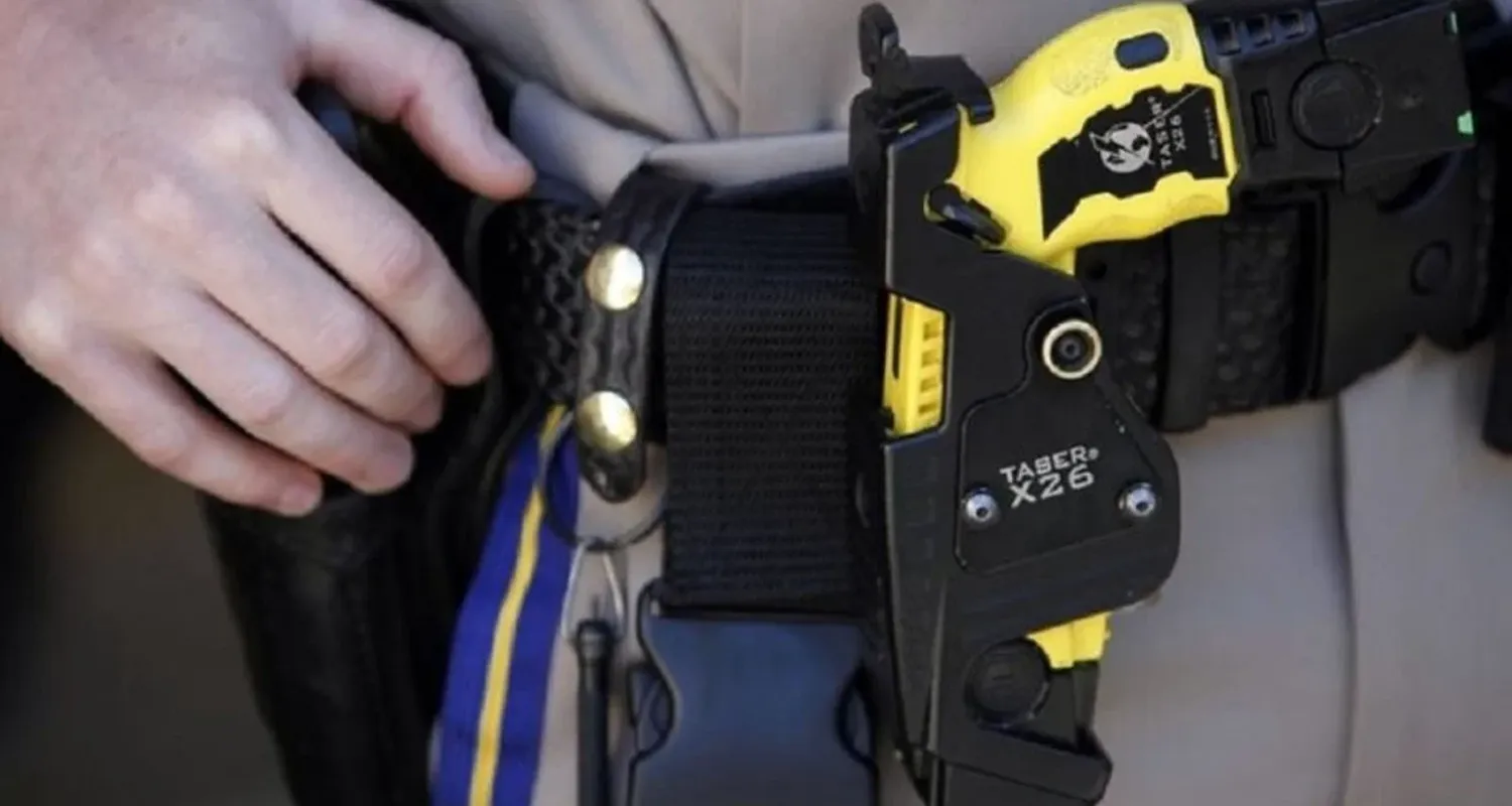 Los agentes portarán al mismo tiempo la pistola taser y la reglamentaria, y evaluarán en cada caso cuál de ellas utilizar, a la vez que el contexto y las acciones registradas por cámaras corporales.