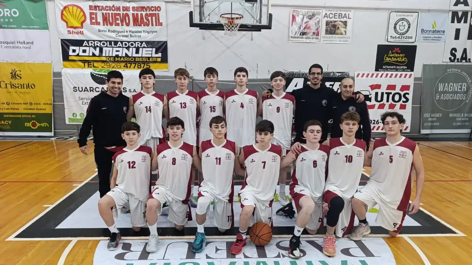 Tandil, en la previa al choque ante Olavarría. Ariel Jaca (entrenador), Vignoli, Álvarez Arnaude, Rúa Velázquez, Sabatte, Giay Campolongo, Ignacio Barros (asistente) y Lucas De Vanna (segundo asistente). Guerra, Málaga Echevarría, Padrón, Rossi, Bilbao Moreno, Lalosevich y Di Marco.