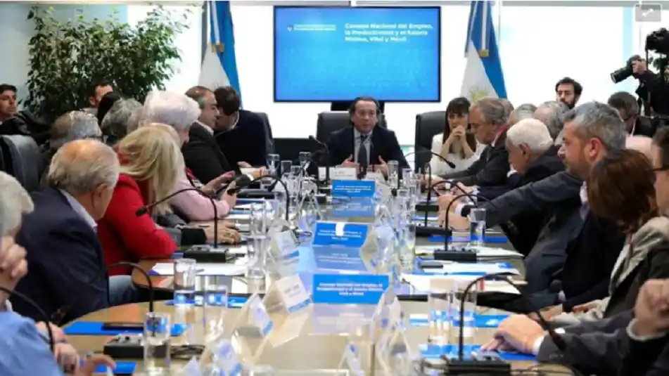 El Gobierno nacional propone aumentar el salario mínimo un 35 % en tres cuotas