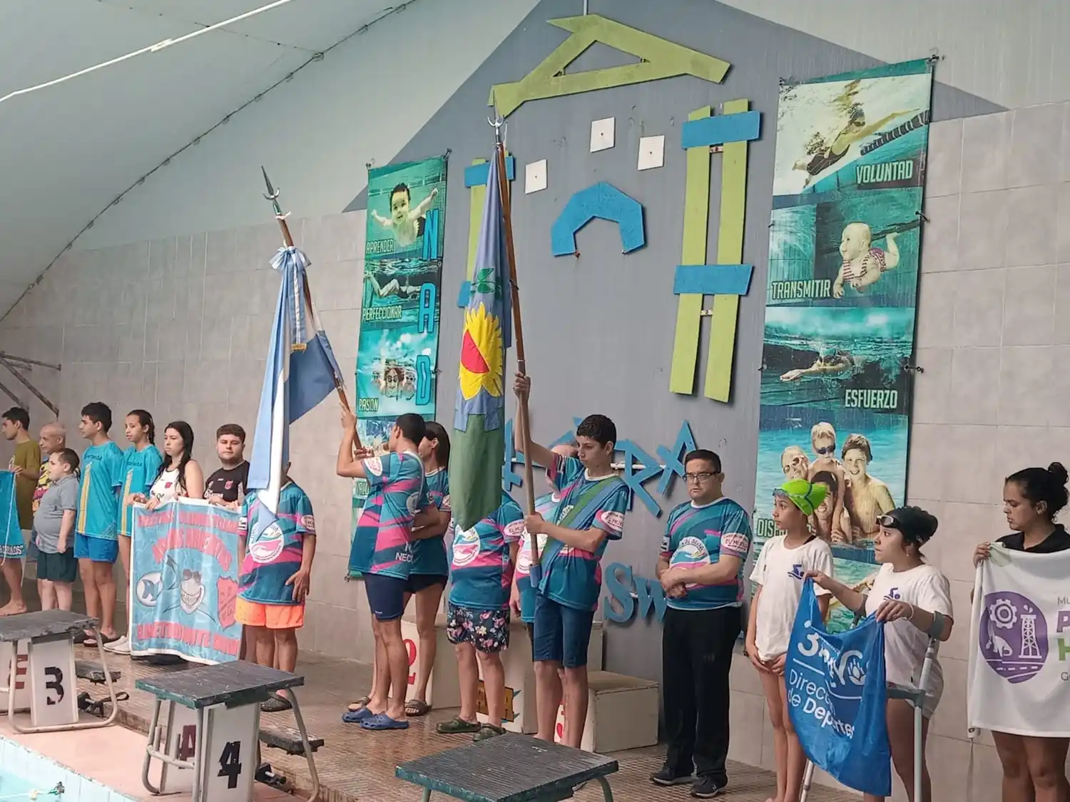 Los abanderados en el acto que culminó con la competencia en el Palestra