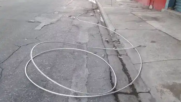 Una joven volvía de bailar y se electrocutó con un cable caído en la calle