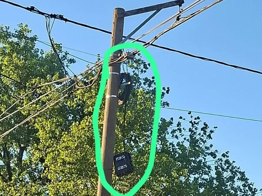 Durante la madrugada del jueves cortaron los cables de luz en la casa de la víctima que denunció un nuevo ataque.