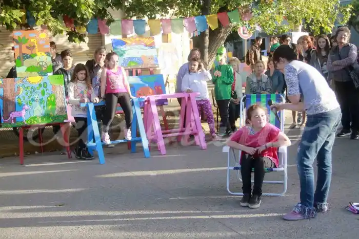 La Escuela Municipal de Arte de Quequén vistió la calle de color y movimiento