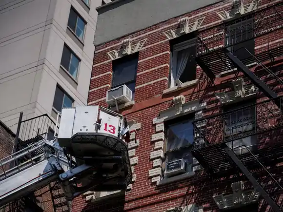 Una explosión por fuga de gas desató un incendio en un edificio de Manhattan