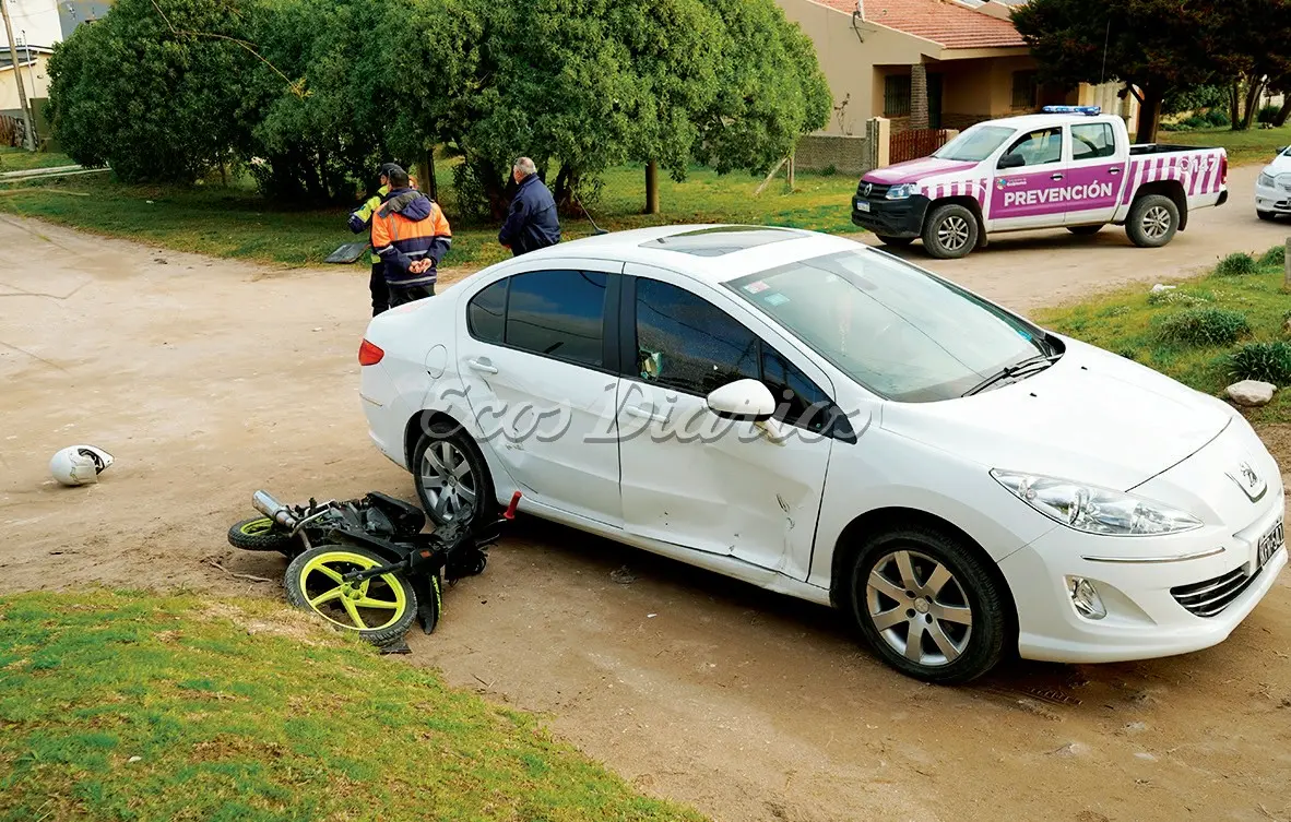 En 506 y 537. Una moto se incrustó contra un Peugeot 208