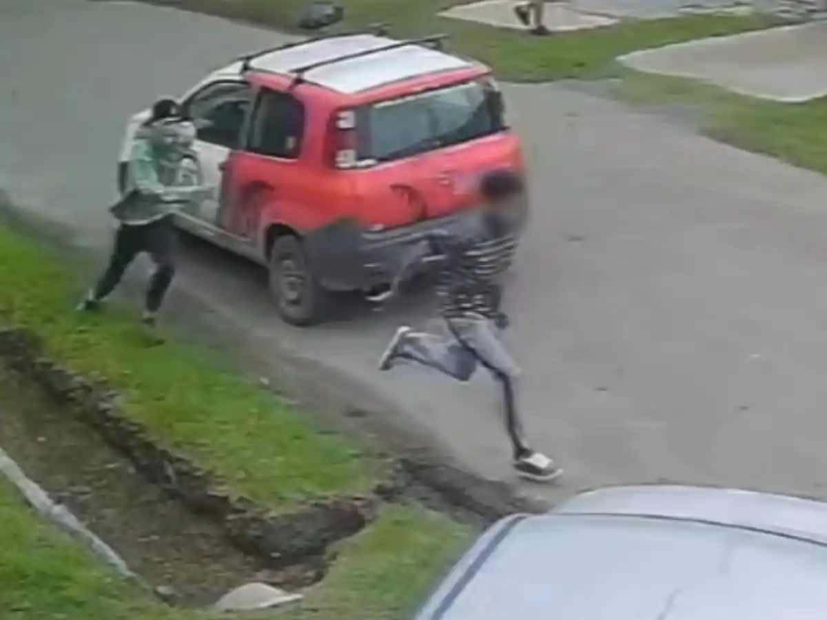 vecinos persiguen a ladron