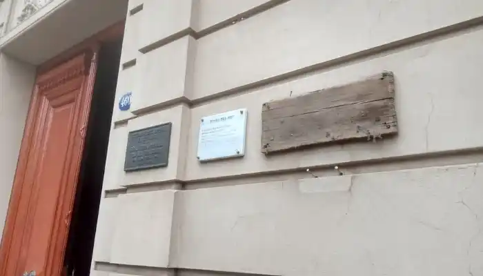 Arrancaron la placa de bronce de 1919 de la Biblioteca