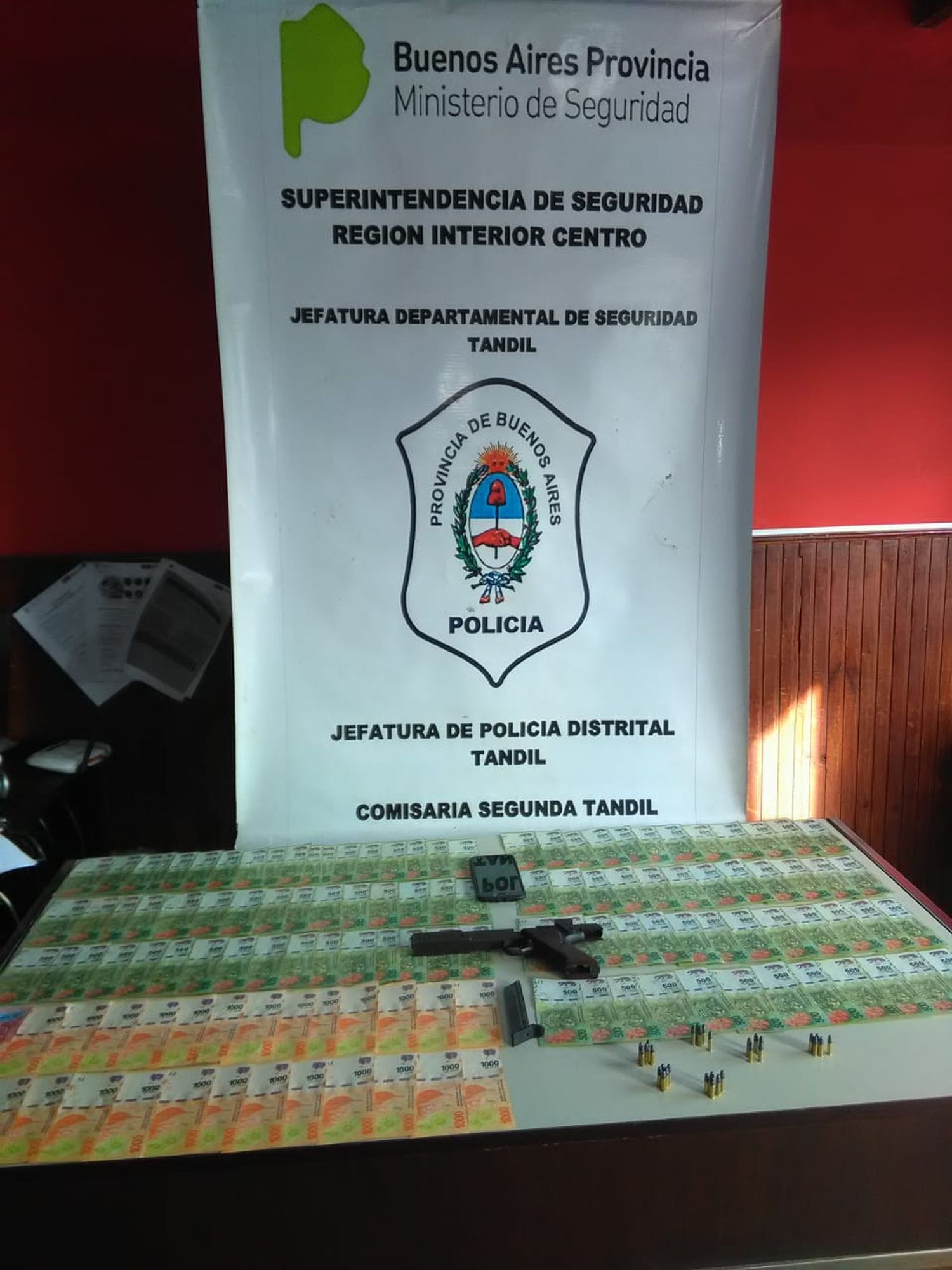 Secuestraron 75 mil pesos, un arma de fuego y marihuana en cinco allanamientos