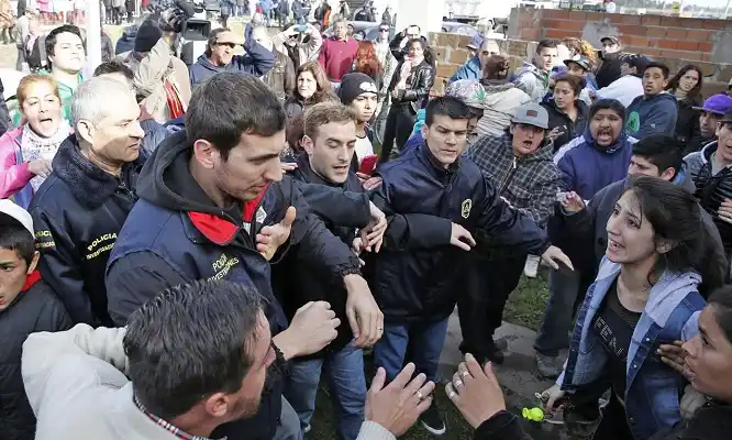 Video: Piedrazos contra el auto de Mauricio Macri en Mar del Plata