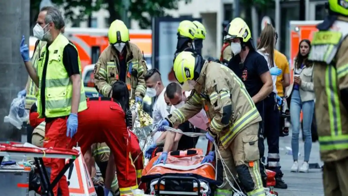 ¿ACTO TERRORISTA? Vehículo arremete contra multitud en Berlín y deja un muerto y al menos 30 heridos