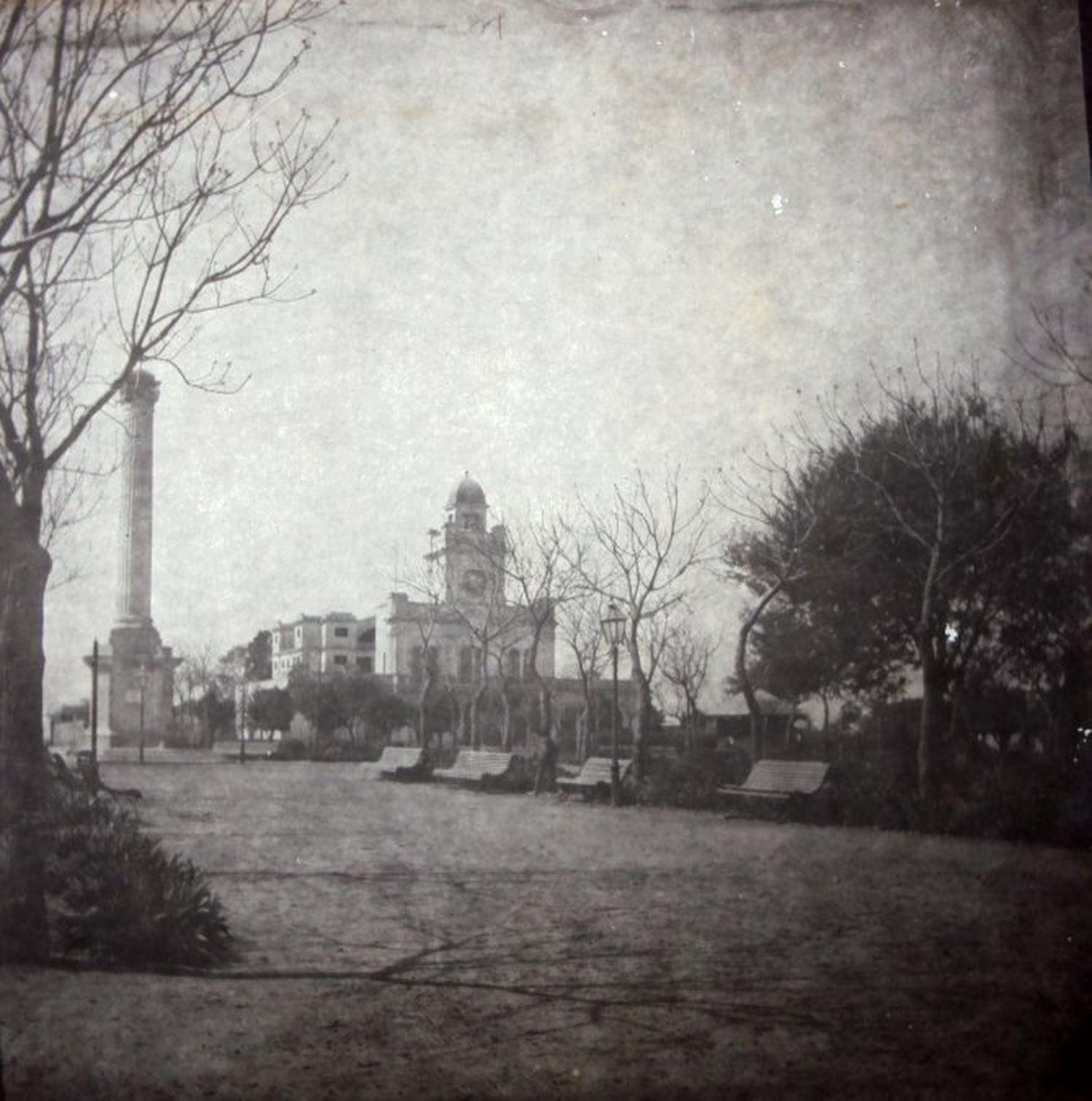 La columna central y el edificio que hoy es la Jefatura Departamental (Crédito: Archivo Historico Municipal)