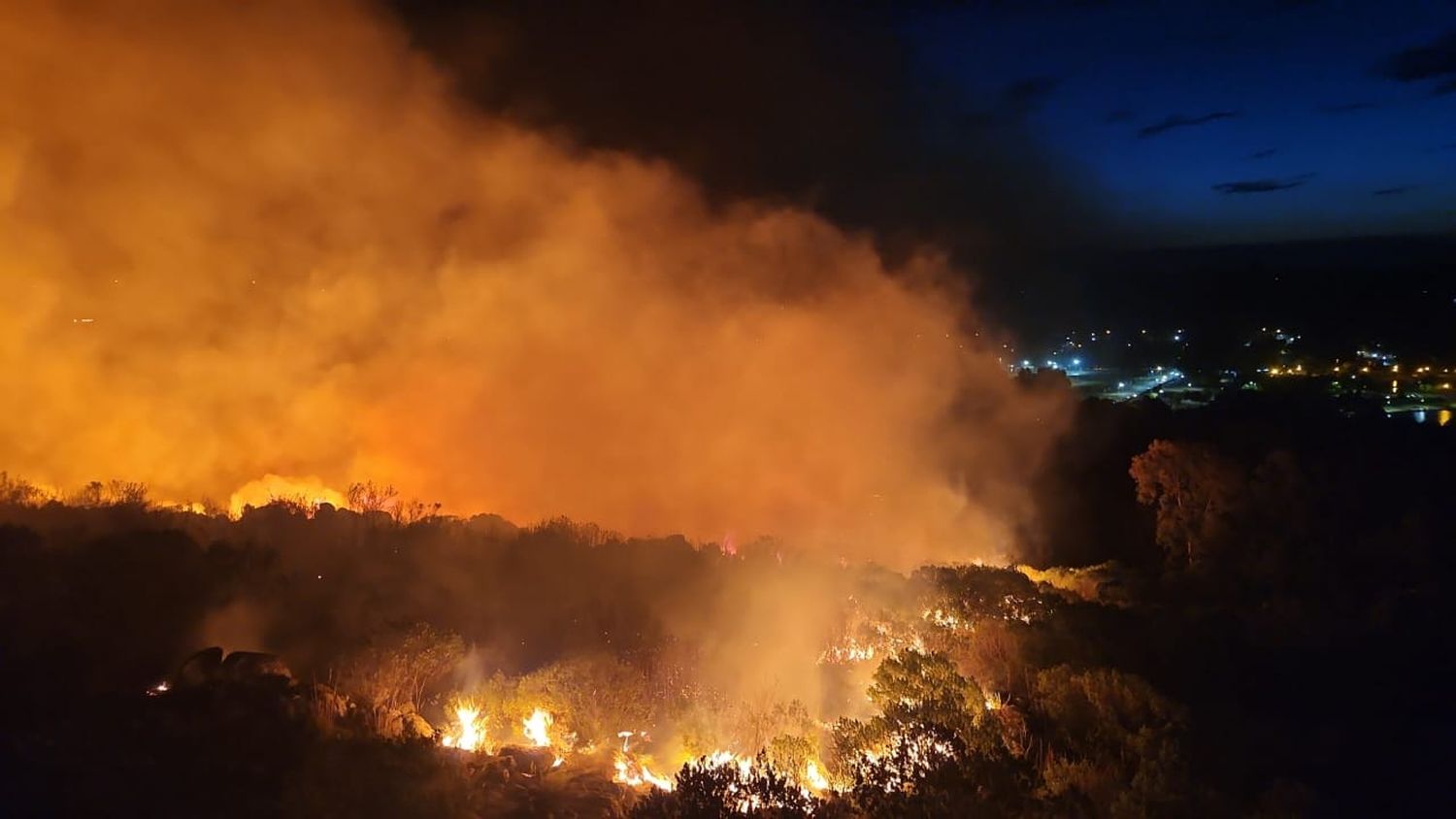 Importante incendio en las sierras a metros del Parque del Bicentenario