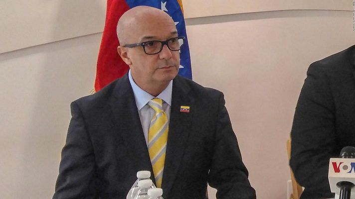 «Mantendré mi compromiso con Venezuela»: Simonovis renuncia a su cargo en la administración de Guaidó