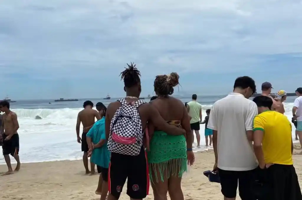 Los rescatistas buscan a un adolescente de 14 años que desapareció en la playa de Copacabana.