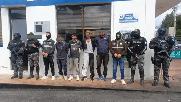Detienen en Ecuador a 4 venezolanos por robo de un camión cargado con 50 bombonas de gas