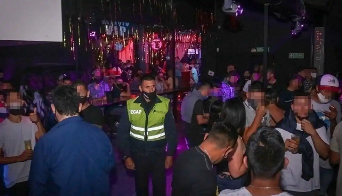 Fiestas clandestinas: Desactivaron un evento con 700 personas en un boliche de Ezeiza