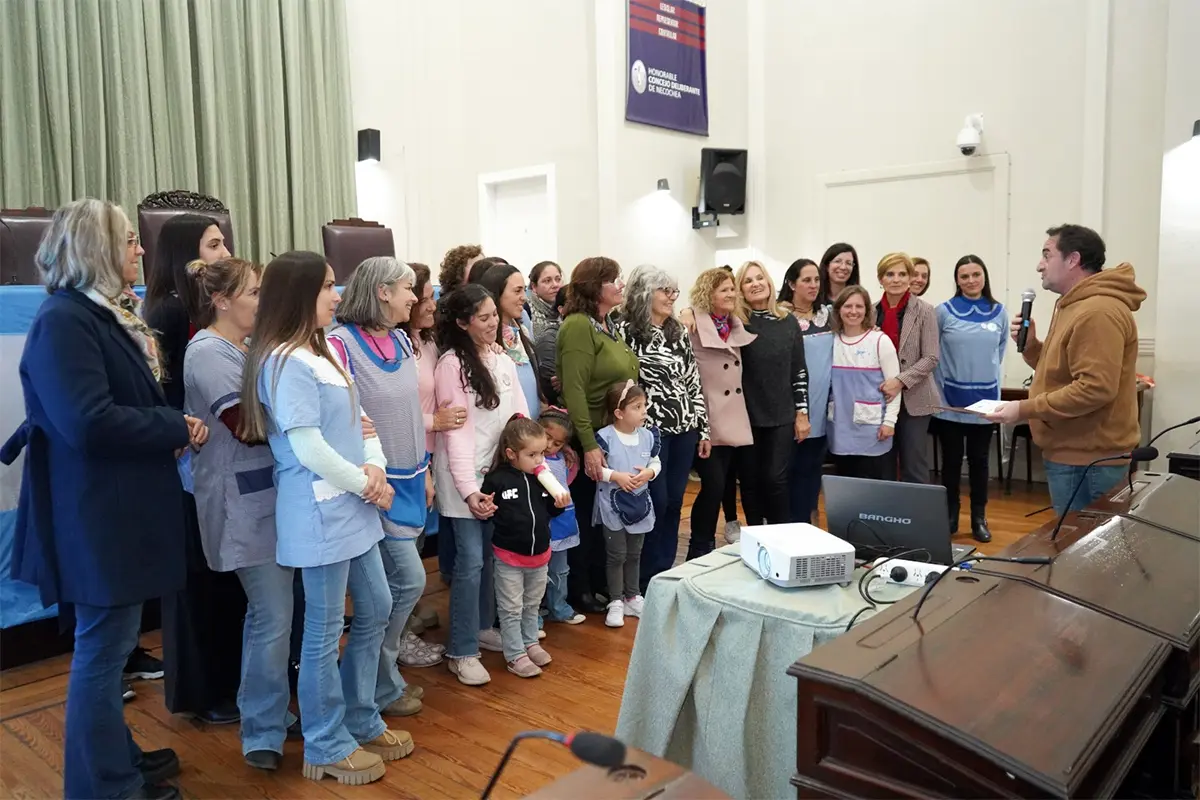 En el Concejo Deliberante. El presidente Guillermo Sánchez entrega el diploma