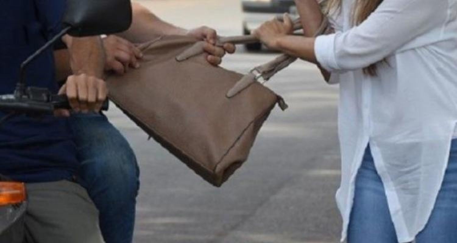 Motochorros amenazaron con pegarle un tiro a una mujer para robarle la cartera