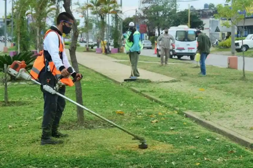 Mantenimiento de calles y espacios verdes en la capital formoseña