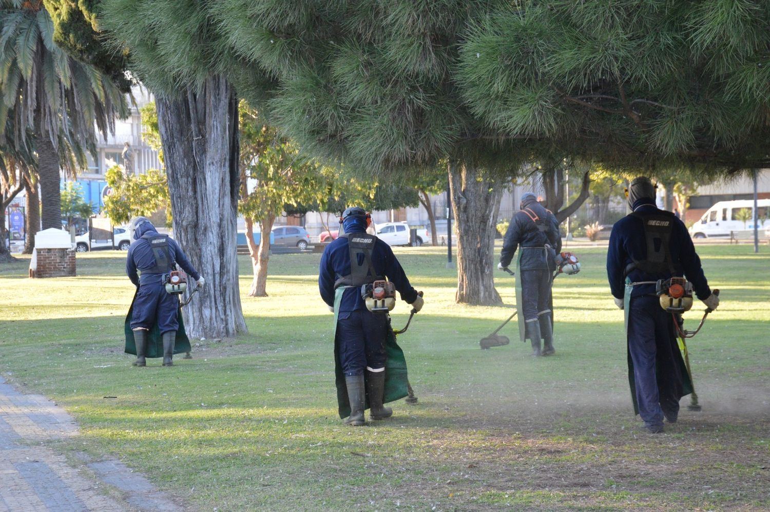 Personal municipal trabaja en el corte de césped.