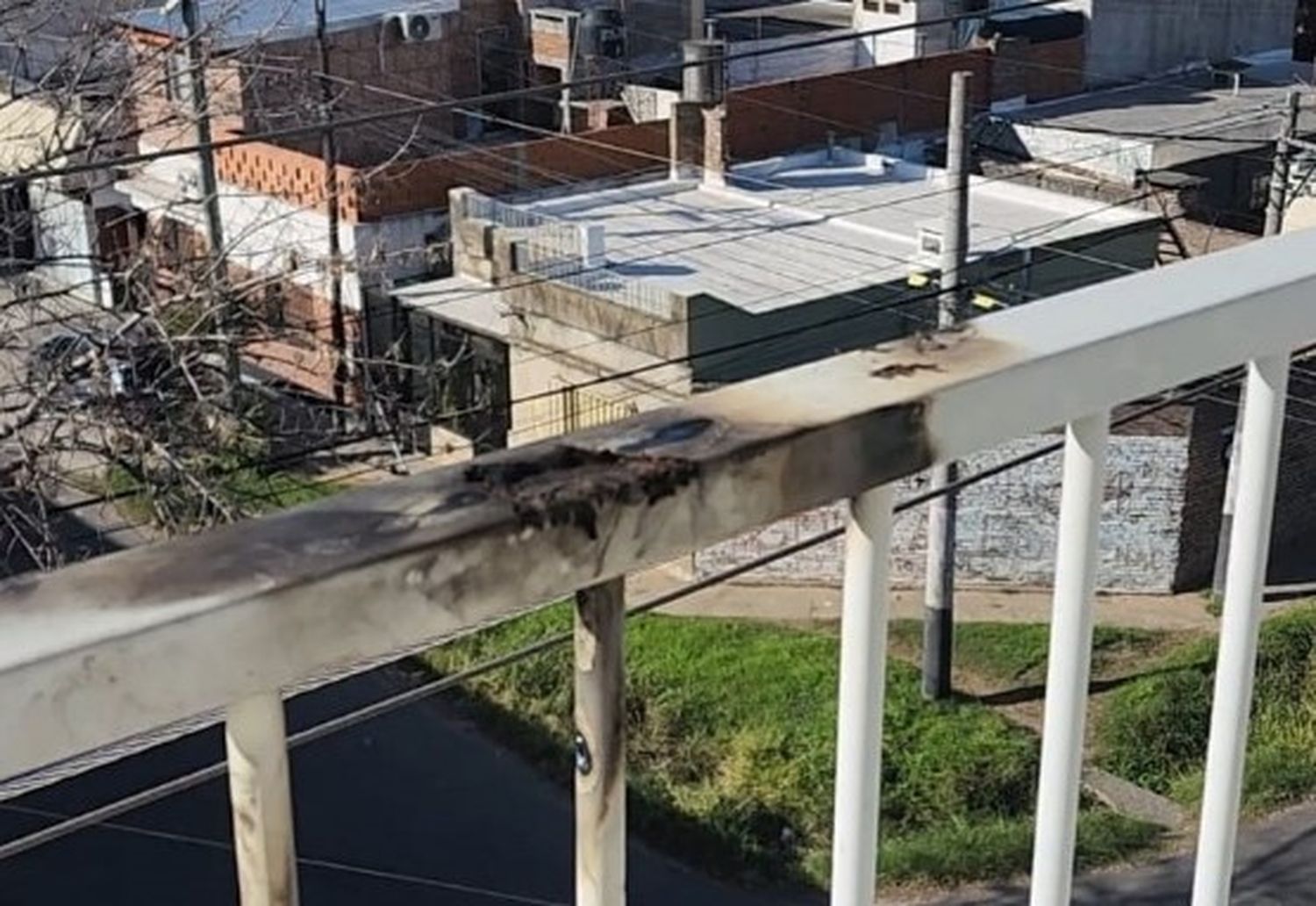 Rosario: se apoyó en la baranda del balcón y una descarga eléctrica le quemó todo el cuerpo