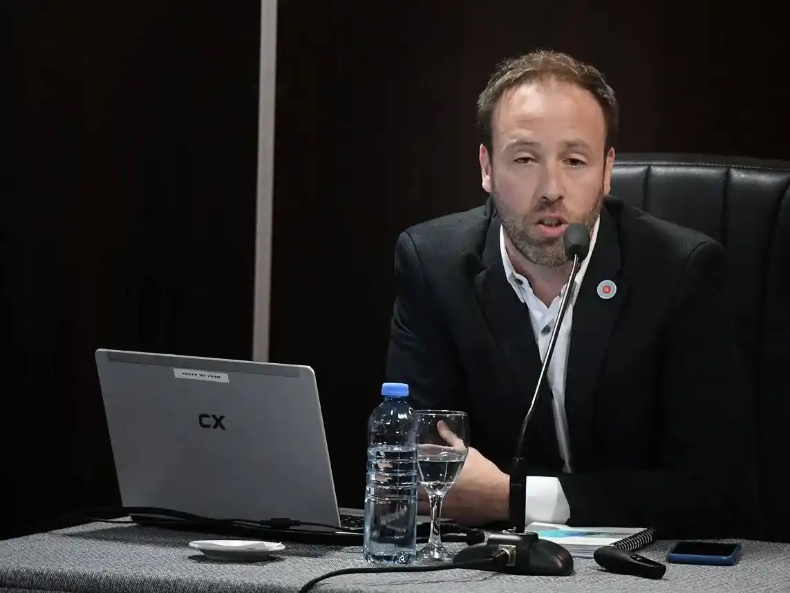 El informe del senador de la oposición se basa en datos del ministerio que conduce Pablo López.