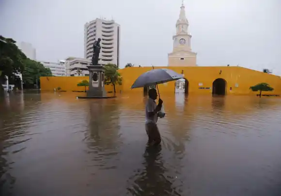 Impresionante rescate de una pareja arrastrada por un arroyo en Cartagena