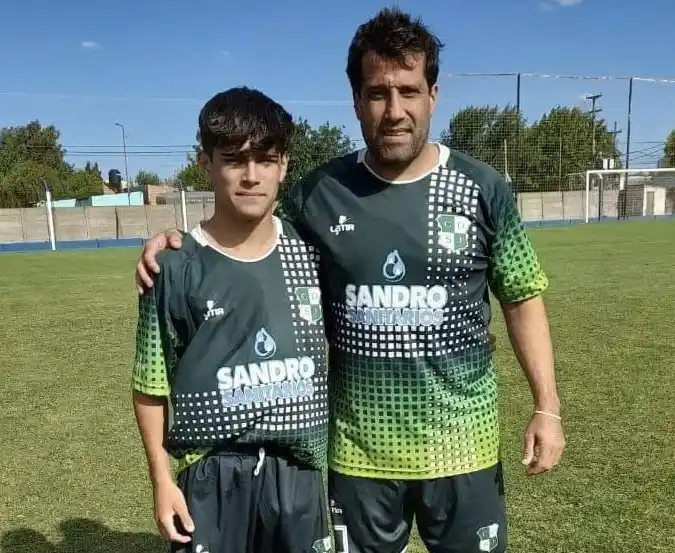 Tiene 16 años, ya debutó en Primera y hoy comparte equipo con su padre