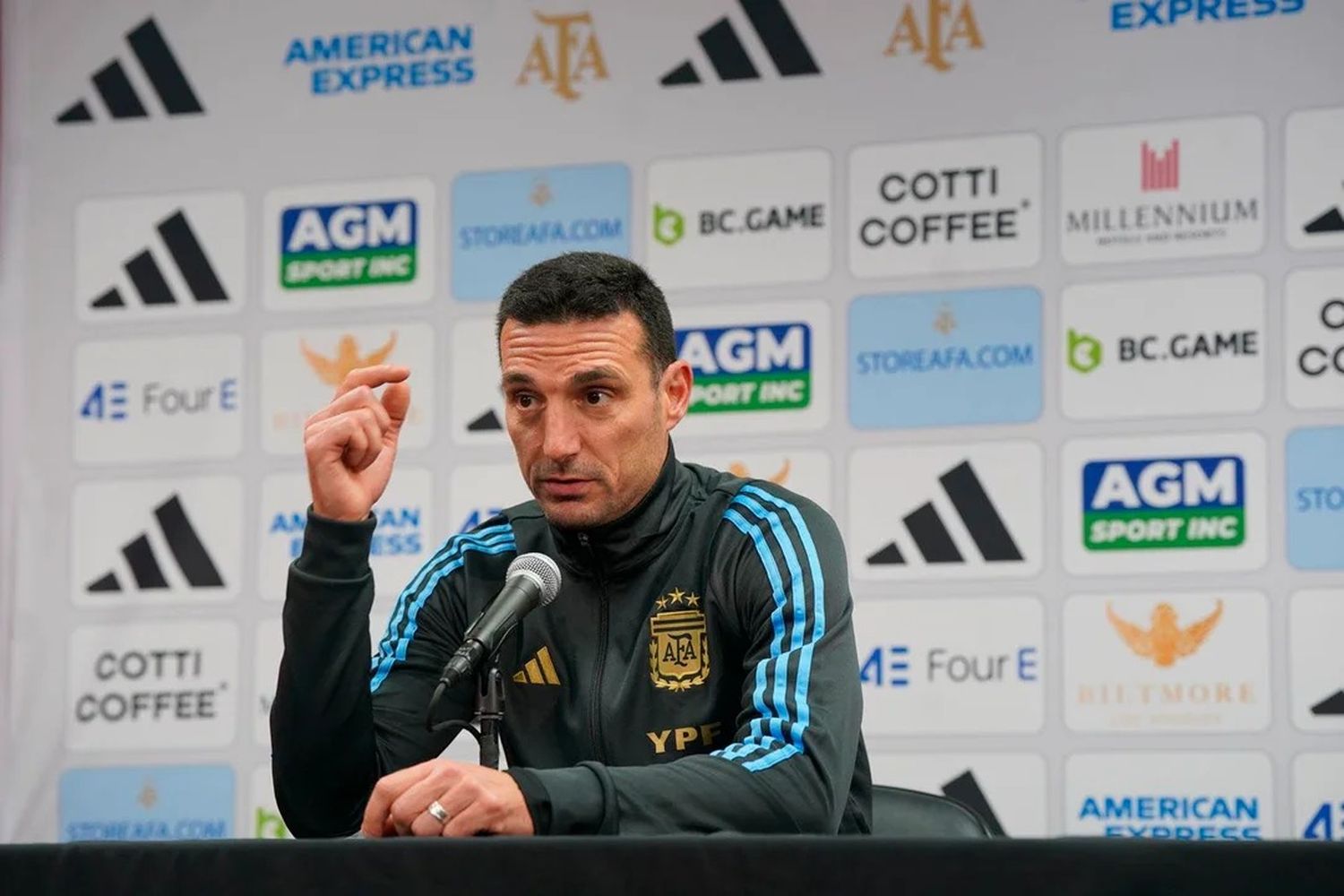 Scaloni ilusiona a los hinchas: "Hasta que el presidente de la AFA quiera, estaré"