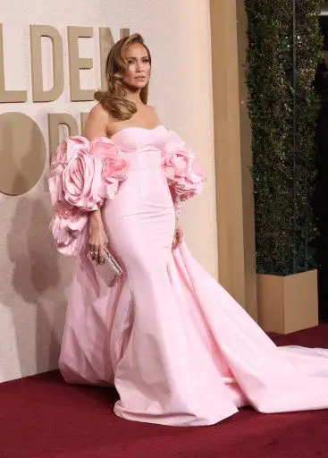 Jennifer Lopez deslumbró a su llegada a los Globos de Oro. Foto AFP