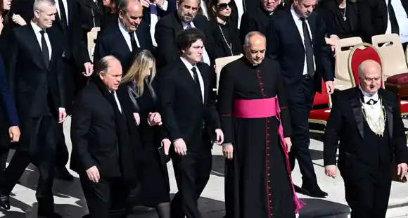 El presidente Milei presente en el funeral de Francisco