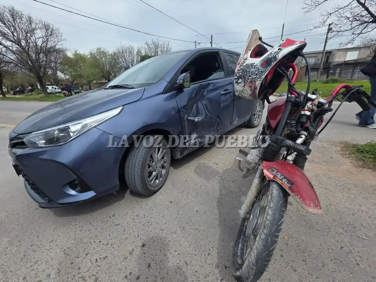 El automóvil Toyota Yaris y la motocicleta Motomel S2