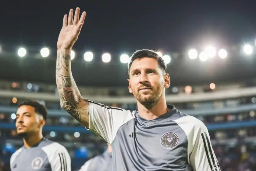 Messi jugó su primer partido del año, compartió cancha con Suárez y saludó a Mágico González