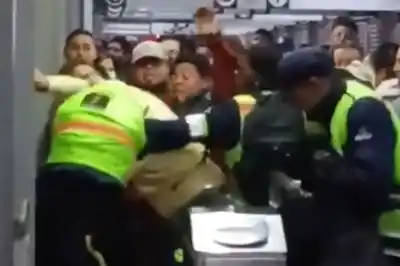 Colombia: se quiso colar en la fila del tren y terminó a las piñas con el personal de seguridad