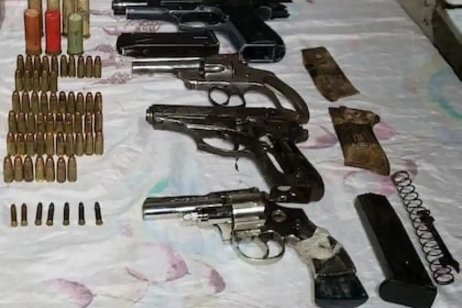 Participó del saqueo a una carnicería, fueron a detenerlo y le encontraron un arsenal