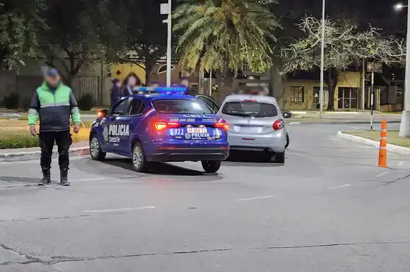 Choque en la rotonda de Fanti y Suipacha: una pareja y su beba en moto sufrieron golpes