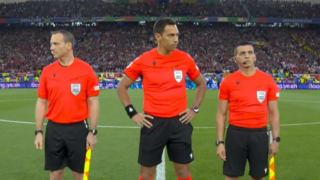 Tello dirigió su segundo partido en la Eurocopa: el gol agónico y la curiosa infracción que tuvo que cobrar