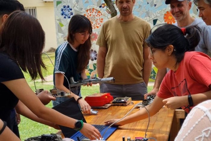 El concepto de roboticlaje, hace referencia al reciclado de tecnología obsoleta contaminante para ser usada en robótica básica