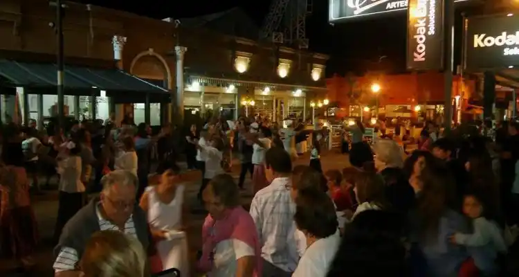 Día de la tradición: Florcita de Cedrón invita a bailar frente a la Sociedad Italiana