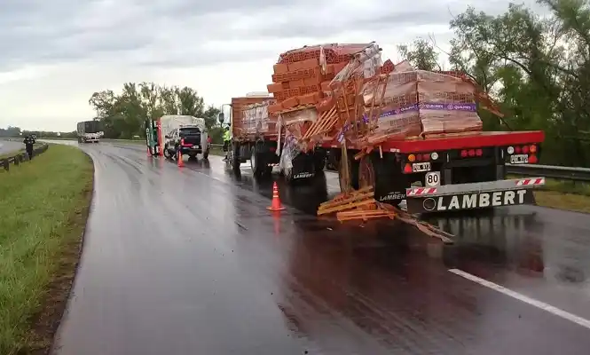 Un camión volcó y el otro perdió su carga en la Ruta 12