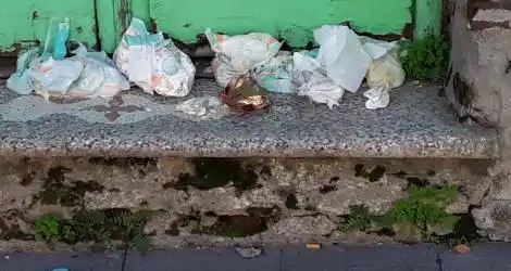 Pañales tirados en la calle