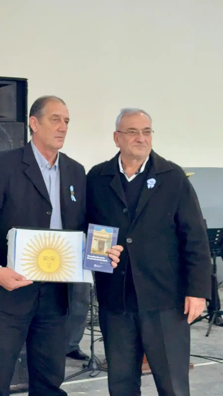 Calvo acompañó la Promesa de Lealtad a la Bandera de alumnos de Bella Italia - 2