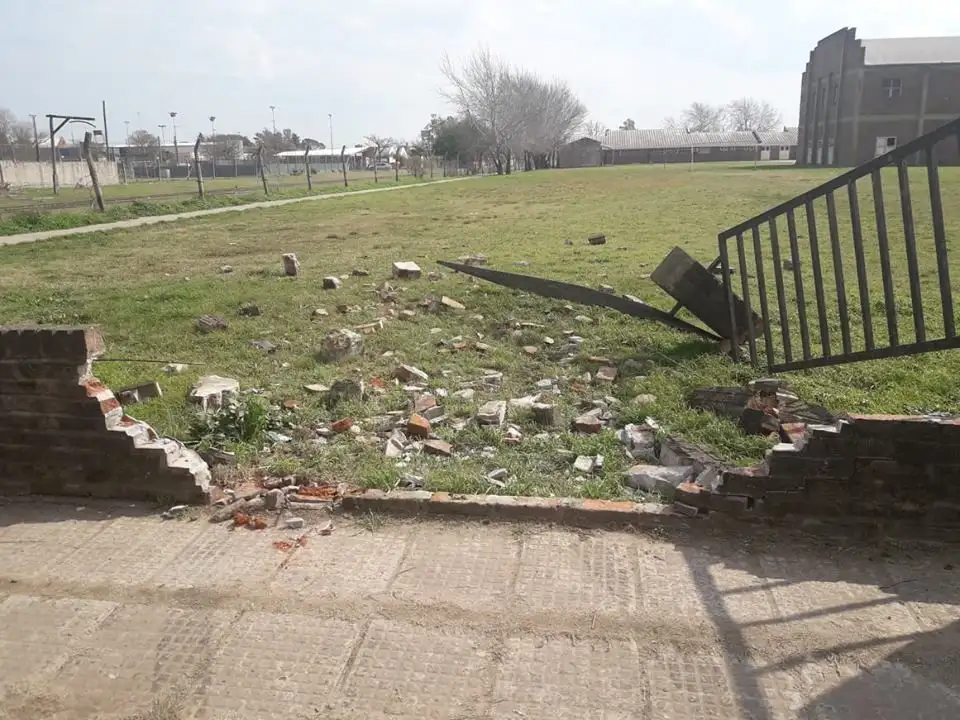 Desde la comisaría de General Ramírez solicitan datos para identificar al conductor que destrozó el tapial de escuela