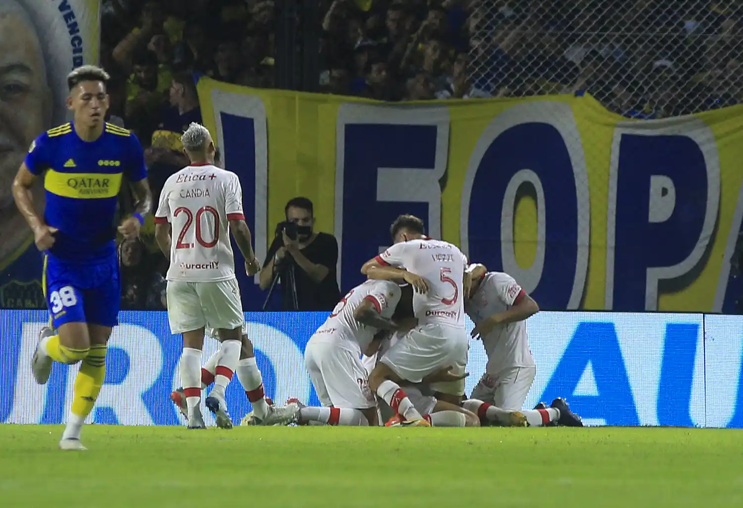 Medio Huracán festeja el gol del triunfo.