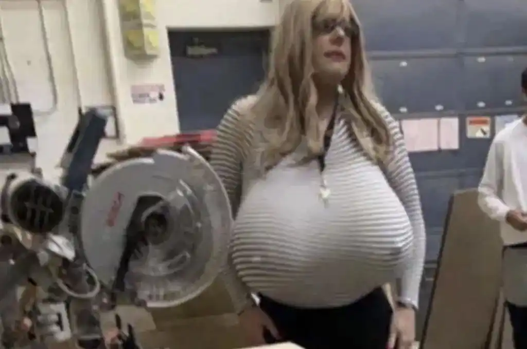 Suspendieron a una profesora trans por sus gigantes senos