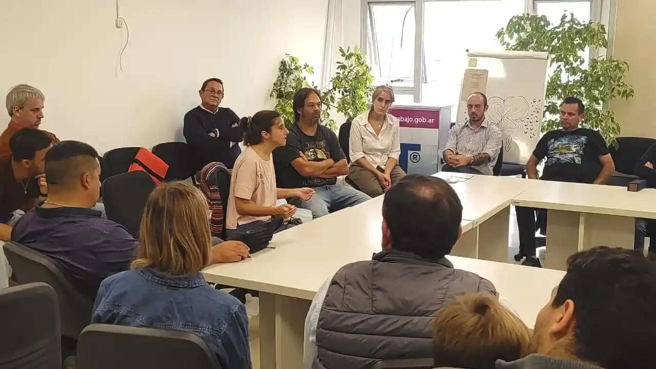 Trabajadores y representantes gremiales celebraron asambleas en la sede de la Agencia Territorial de 9 de Julio 860.