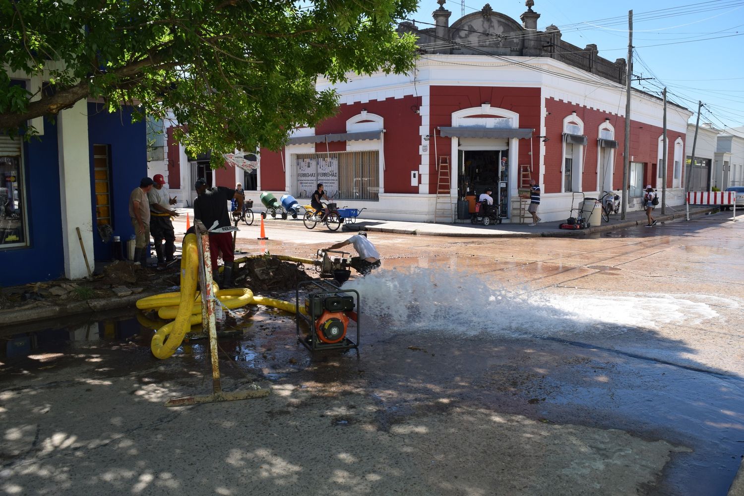 Reparan caño y el suministro de agua se ve afectado