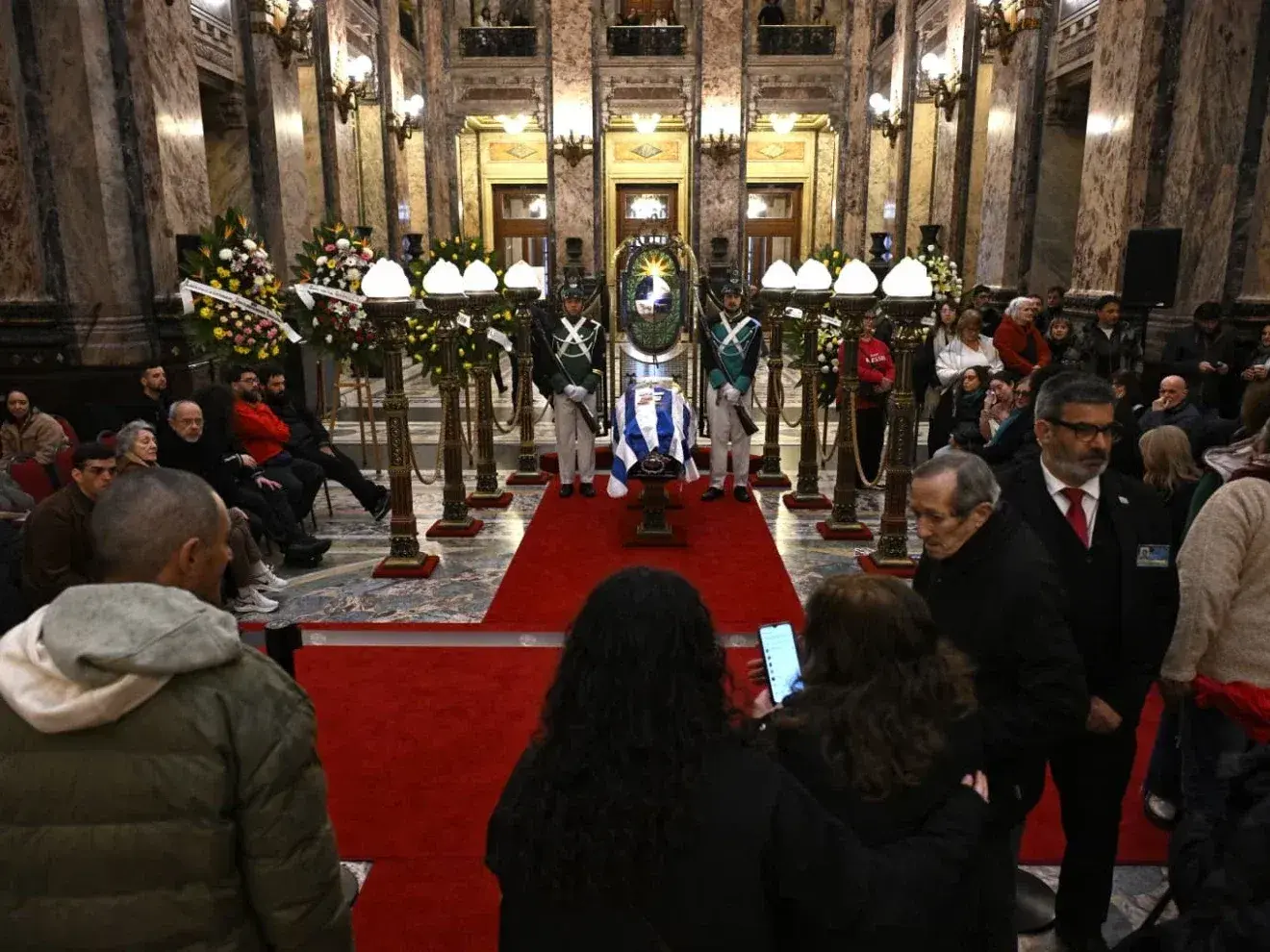 Rubén Rada es despedido en Uruguay con una multitudinaria ceremonia en el Palacio Legislativo