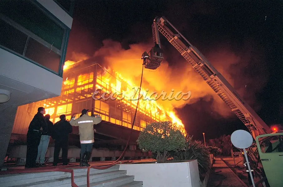 Impactante. Las llamas devoran un sector del casino, la noche del 9 de agosto de 2001