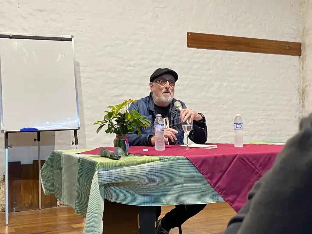 El Ruso Verea, a sala llena, habló de todos los temas con la profundidad de siempre.